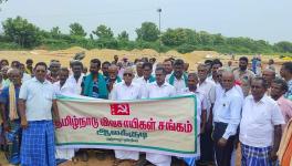 Tamil Nadu Vivasayigal Sangam (AIKS) members protest in Alakudi, Tanjore. Image courtesy: Samy Natarajan.