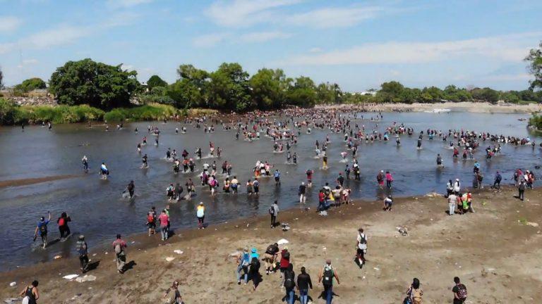 Migrants crossing the Suchiante River on the Mexico-Guatemala border (Photo: Ruptly)