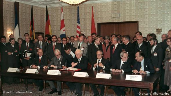 Signing ceremony of The Treaty on the Final Settlement with Respect to Germany: Foreign Ministers of USA, UK, USSR, France, GDR, FRG (from left to right) ; Moscow, September 12, 1990