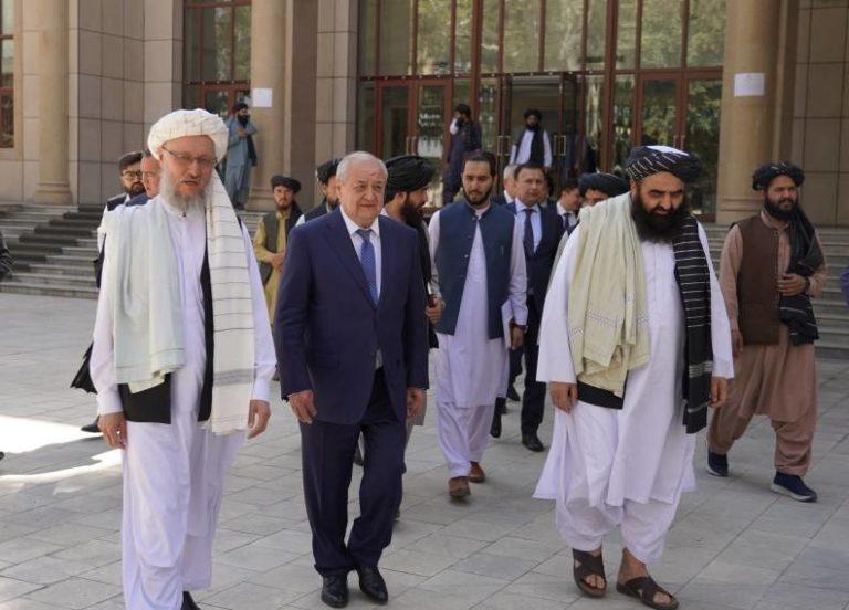 Uzbekistan Foreign Minister Abdulaziz Kamilov (left) escorted by Acting Taliban Foreign Minister Amir Khan Muttaqi (R) and Deputy Prime Minister Mullah Abdus Salam (L), Kabul, October 7, 2021 