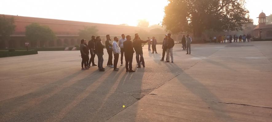 Taj Mahal Tour Guides 2