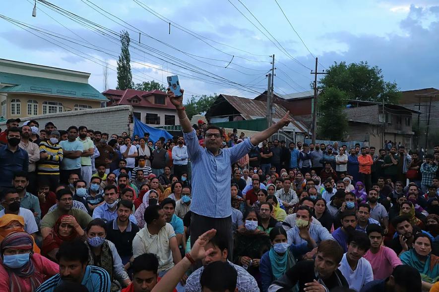 Kashmiri pandits protest against the killing of Rahul Bhat, who was shot inside his office yesterday. Photo by Sajjad Hameed