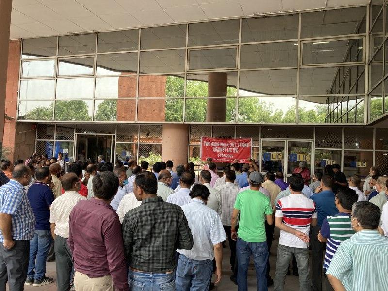 LIC employees protest at Jeevan Bharati building, Connaught Place, New Delhi, on Wednesday. Image: Ronak Chhabra.