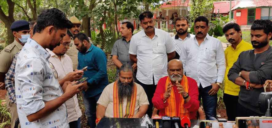 Sri Ram Sene Karnataka State working President, Gangadhar Kulkarni and Pramod Mutalik address media persons