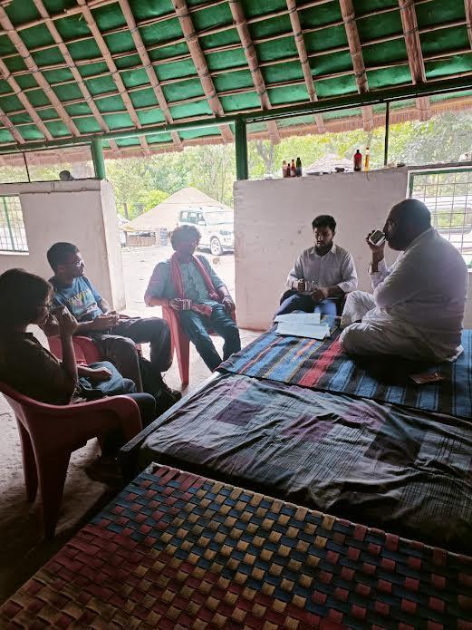 (Gami (right), with Ibrahim (second from right), discussing the issues with the journalists)