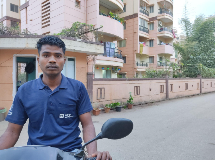 Photo: Delivery worker Mijad Mandal. Image Credit: Saurav Kumar