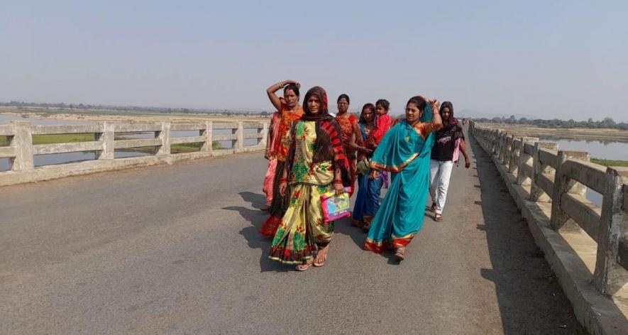 The bridge has been barricaded on both ends with commuting possible only on two-wheelers or on foot (Photo - Sujit Singh Baish, 101Reporters