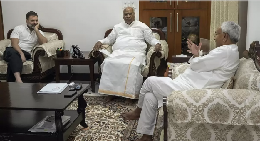 Nitish Kumar meets Mallikarjun Kharge