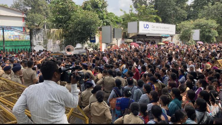 (Anganwadi workers and the police force at the protest site)