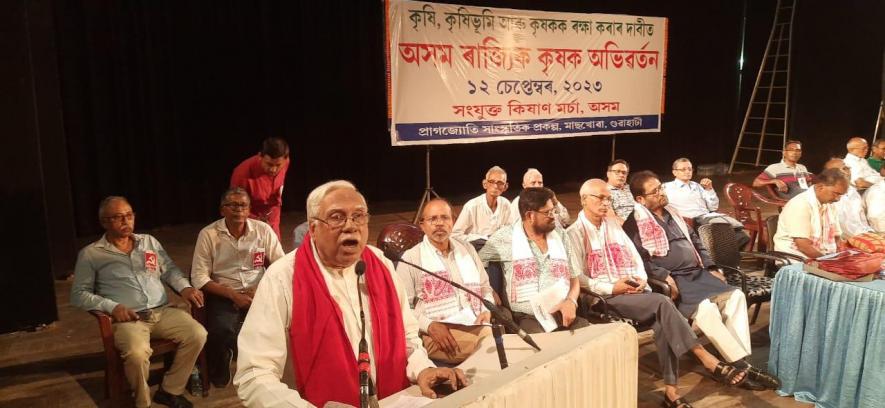 All India Kisan Sabha (AIKS) national vice-president and SKM national convener Hannan Mollah addresses the convention.