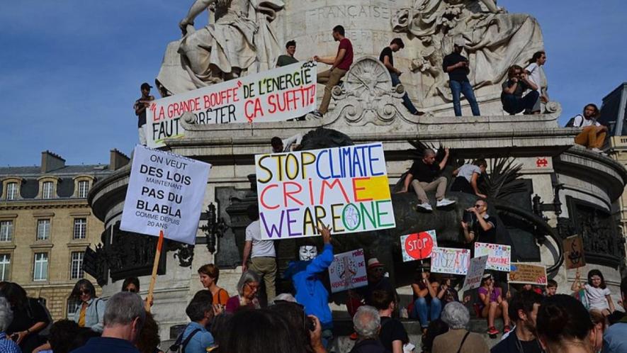 Climate change protesters march in Paris. Representational Image. Image Courtesy: Wikimedia commons