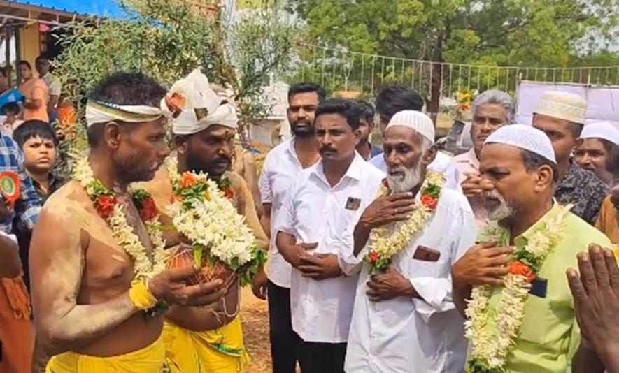 Muslims in Tiruppur district have made a donation of land worth 6 lakh for a temple in Tamil Nadu. They also collaborated 30,000 for a temple feast held in its inauguration.