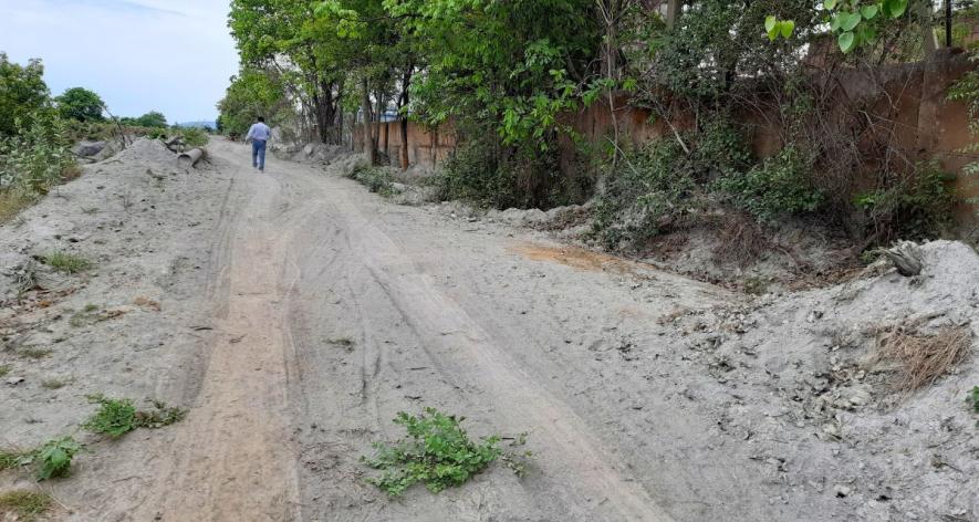 Fly ash dumped on the road (Photo - Krishnanshu Panda, 101Reporters) 